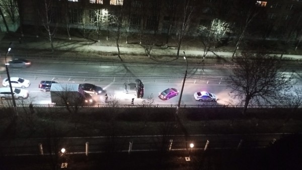 Автомобиль перевернулся на бок на улице Орджоникидзе в Подольске