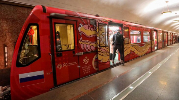 Посвященный китайскому Новому году тематический поезд запустили в метро Москвы Посвященный китайскому Новому году тематический поезд запустили в метро Москвы
