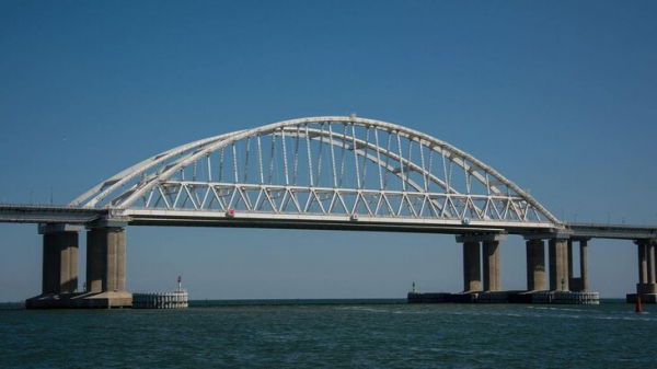 Движение автотранспорта по Крымскому мосту временно перекрыто Движение автотранспорта по Крымскому мосту временно перекрыто