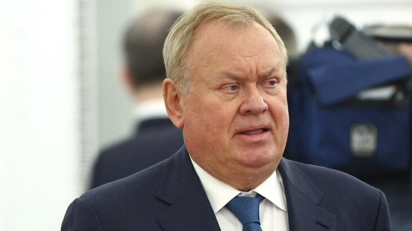 Глава ВТБ Костин вспомнил анекдот о деде, говоря об экономике РФ под санкциями