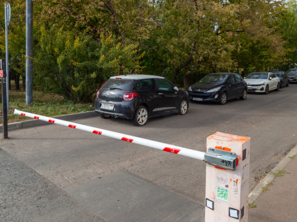 За дворовые шлагбаумы будет платить весь двор: установлен единый тариф