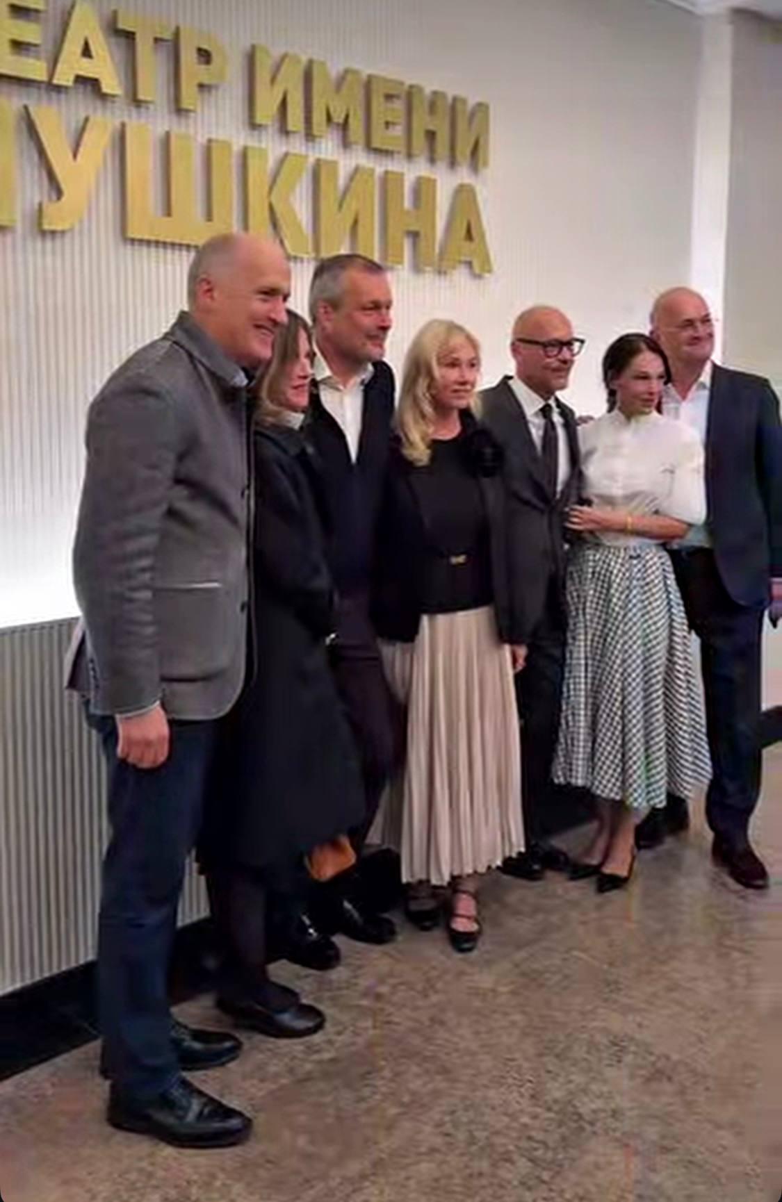 Фёдор Бондарчук с гостями вечера в Театре имени Пушкина