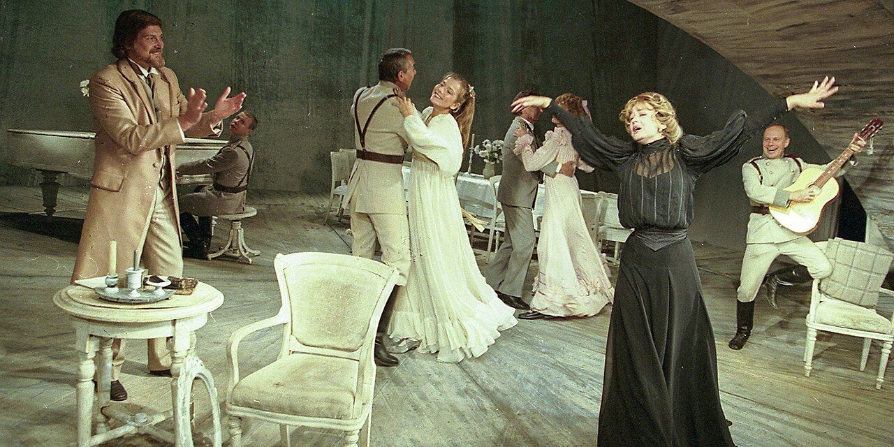 Марина Неёлова в спектакле «Три сестры» в «Современнике»