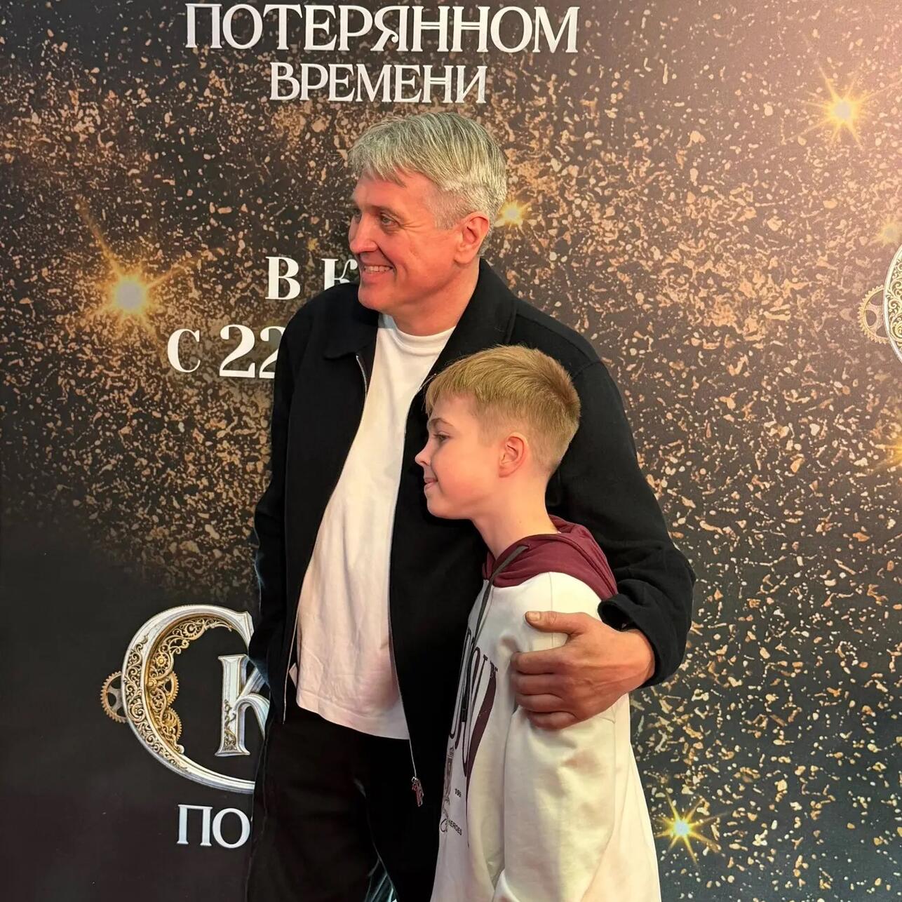 Денис Матросов с сыном Федором на премьере
