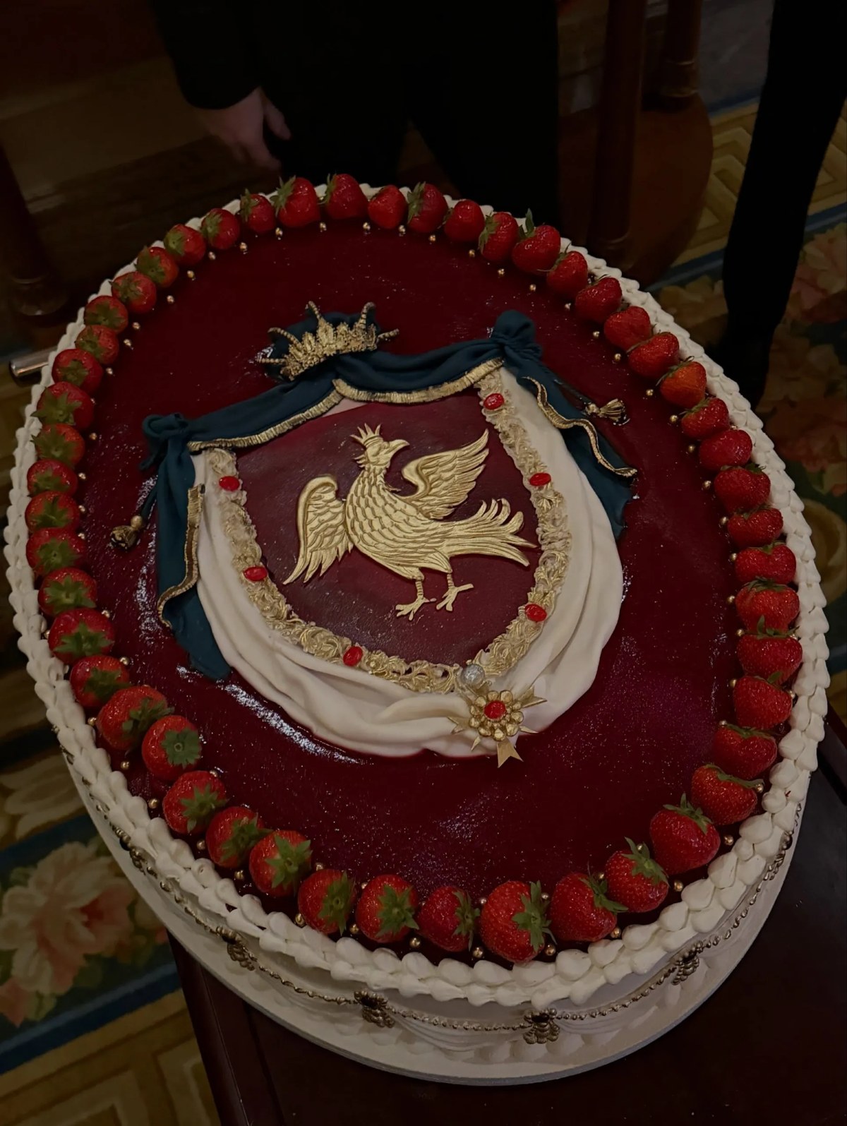 Праздничный торт Петра Аксёнова с гербом и жар-птицей