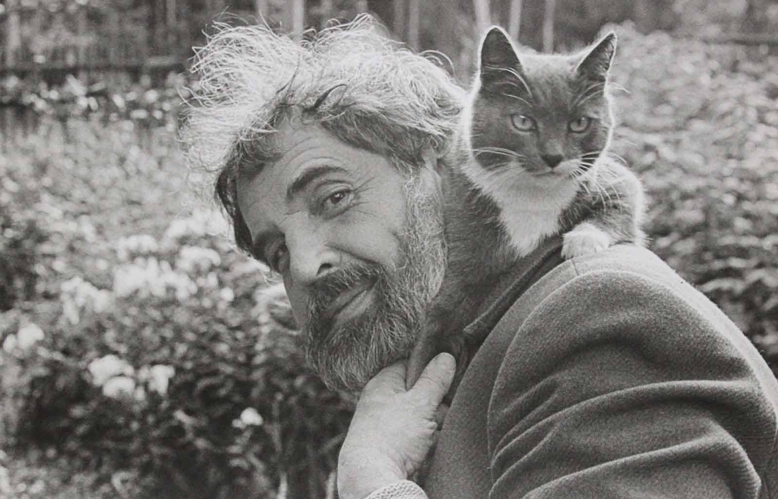 Скульптор Вадим Сидур с кошкой на плече