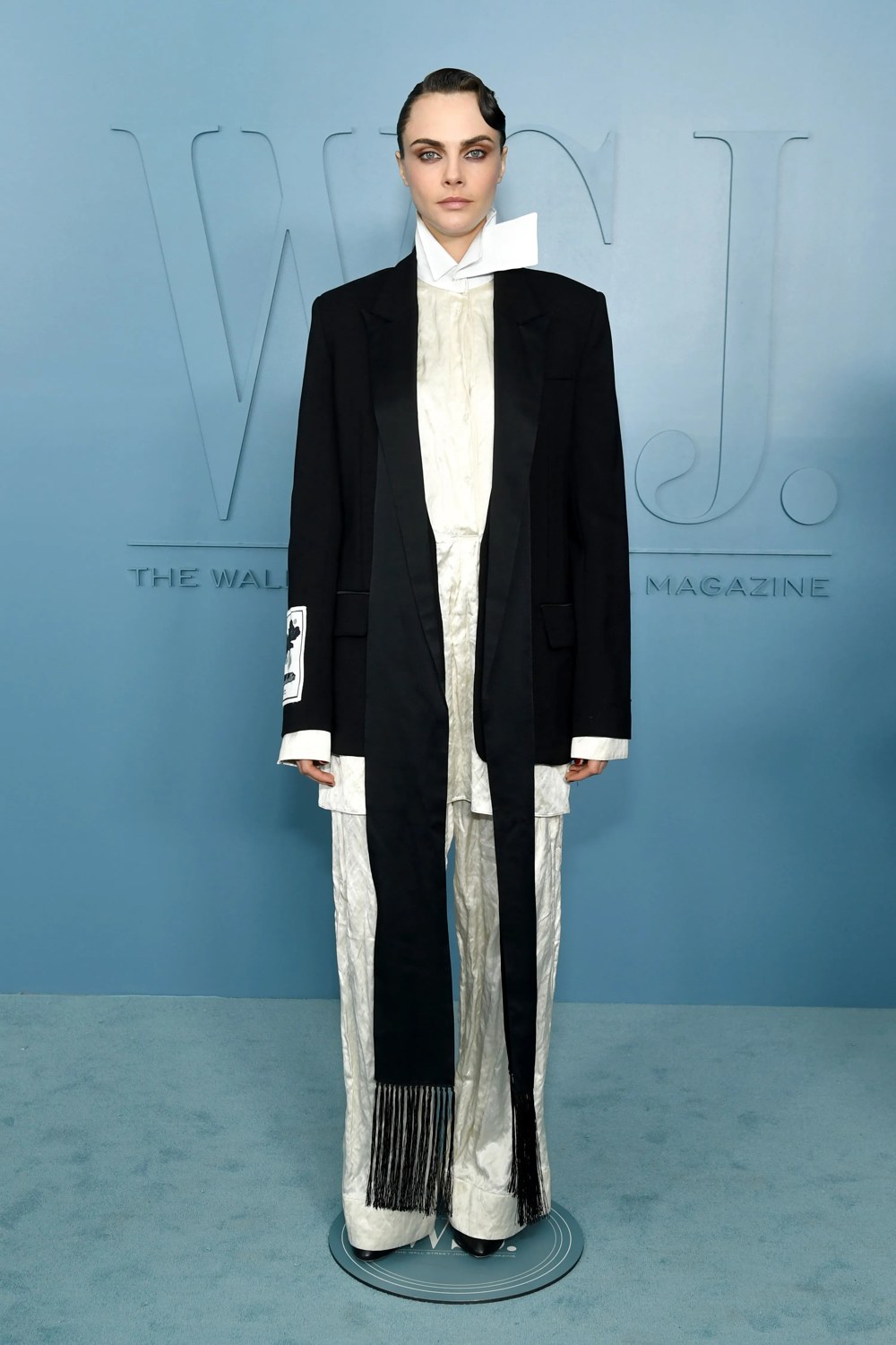 Кара Делевинь в костюме Erdem на премии WSJ Innovator Awards