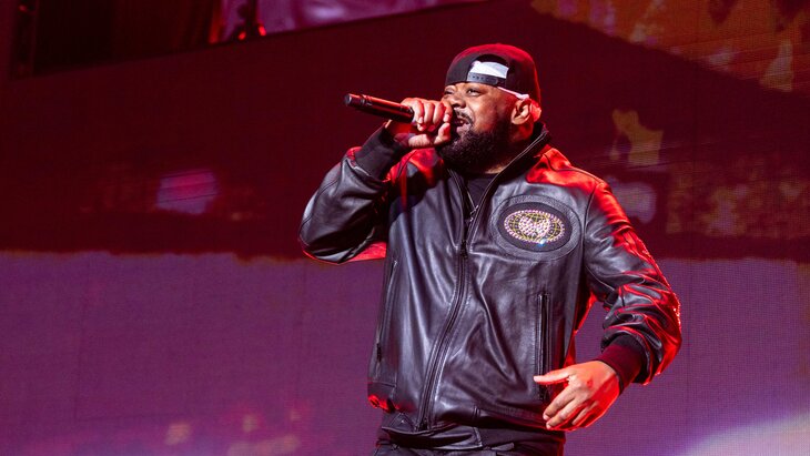 Ghostface Killah с микрофоном на сцене