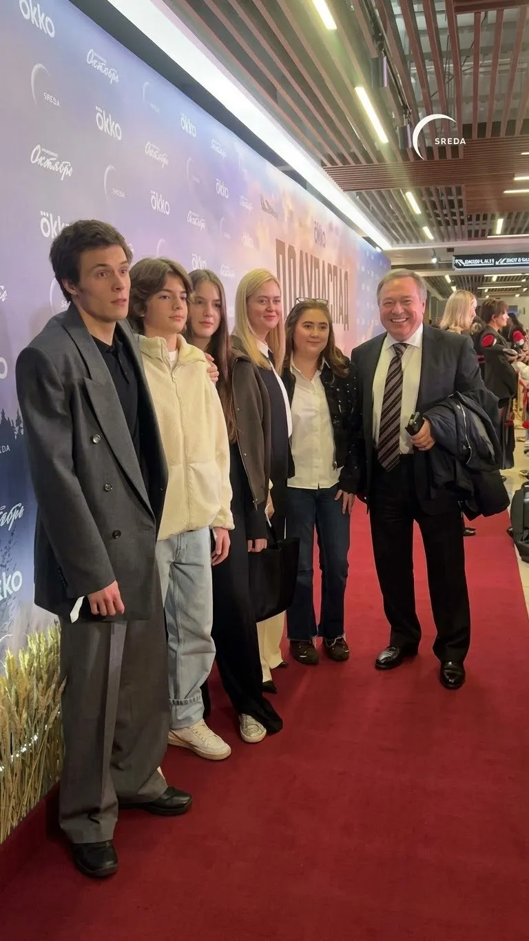 Анна Михалкова с мужем Альбертом Баковым, детьми и племянниками на премьере сериала «Полураспад»