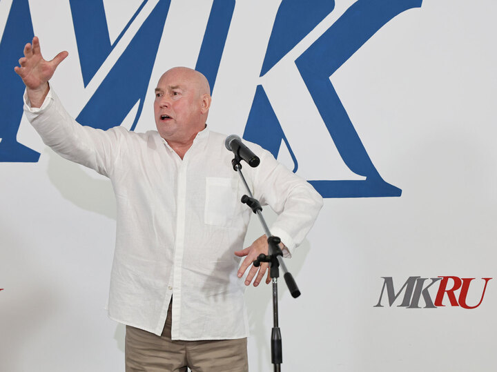Виктор Сухоруков у микрофона на церемонии театральной премии «МК»