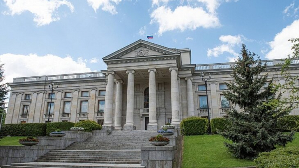 В посольстве РФ в Варшаве заявили о штатной работе дипмиссии на фоне протестов